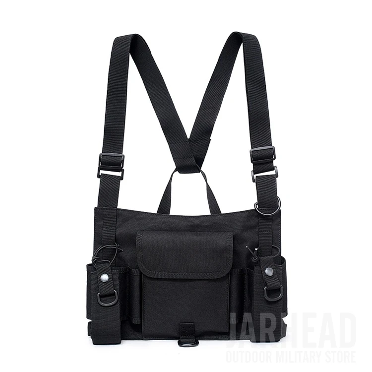 Una bolsa negra con correas y un bolsillo con cremallera