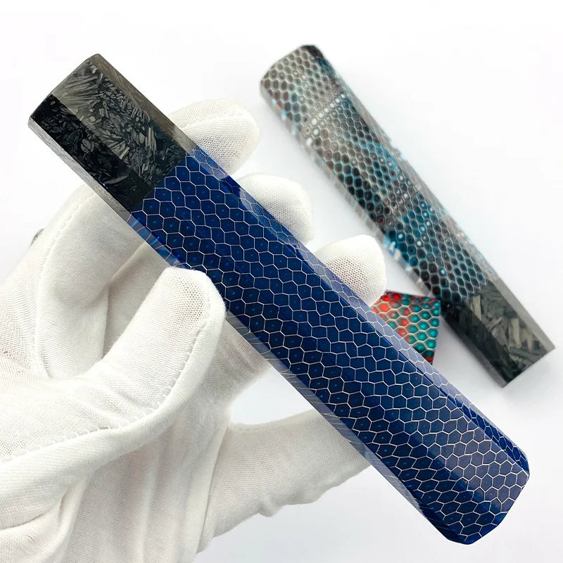 Una persona que sostiene un cuchillo azul y negro