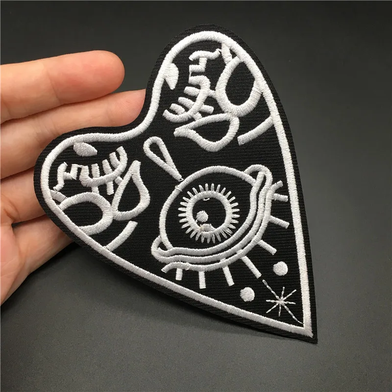1 unidad de ojo en corazón tamaño: 8,3x10,6 cm, Parche de ropa DIY para mochila, pegatina de costura a rayas de hierro, aplique de insignia bordada - imagen 2