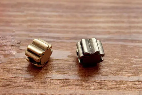 Llavero con forma de araña de latón y titanio, colgante para collar, decoración colgante con cordón para disfraz de caza - imagen 5