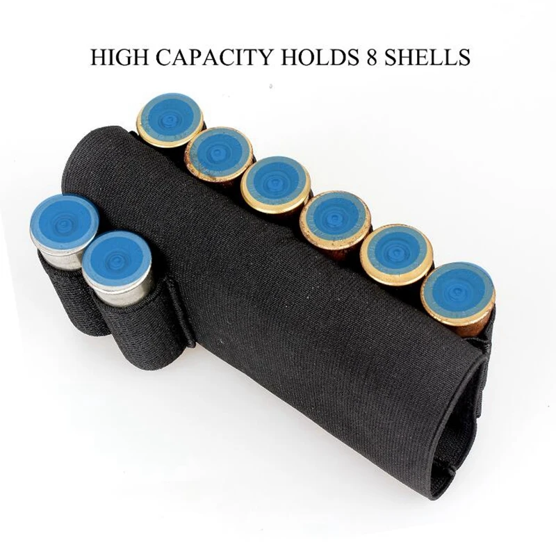 Un estuche negro con balas azules y doradas