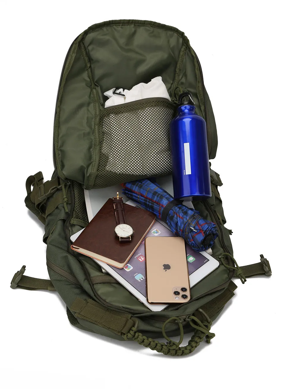 Una mochila con una botella de agua una libro, un teléfono celular y un cuaderno