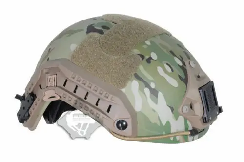 Un casco de camuflaje con un patrón de camuflaje