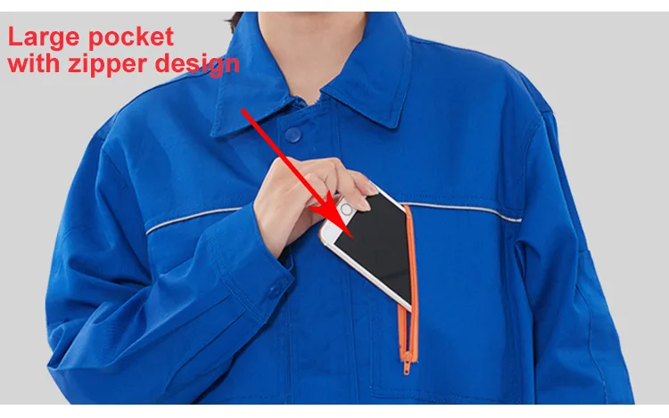 Una mujer que lleva una chaqueta azul con un bolsillo grande con un diseño de cremallera