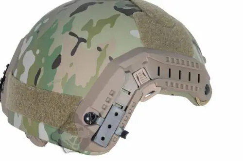 Un casco de camuflaje con un patrón de camuflaje