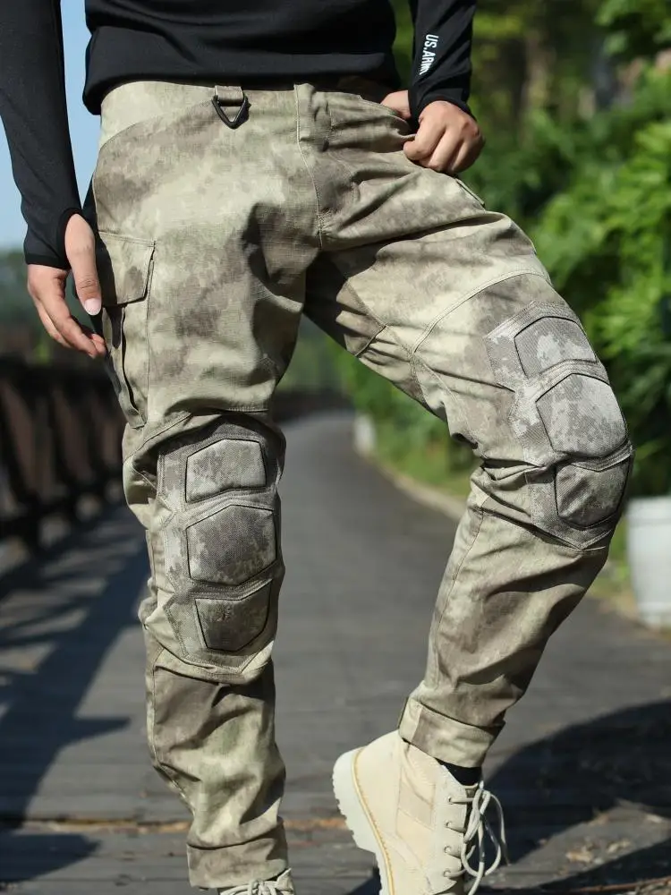 Un hombre con pantalones de camuflaje y zapatos blancos