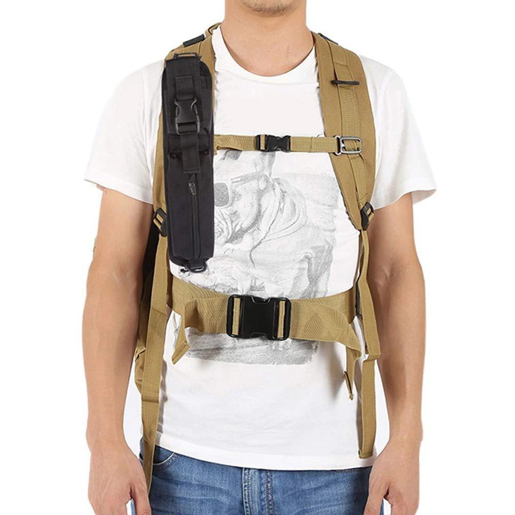 Un hombre que lleva una mochila y una cámara alrededor del cuello