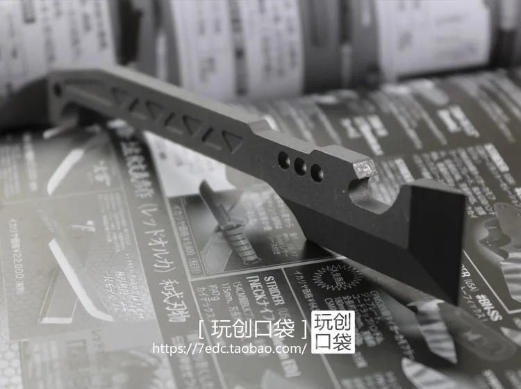 Abrebotellas multifuncional para exteriores, accesorio táctico de aleación de titanio, con cuchillo colgante Edc - imagen 2