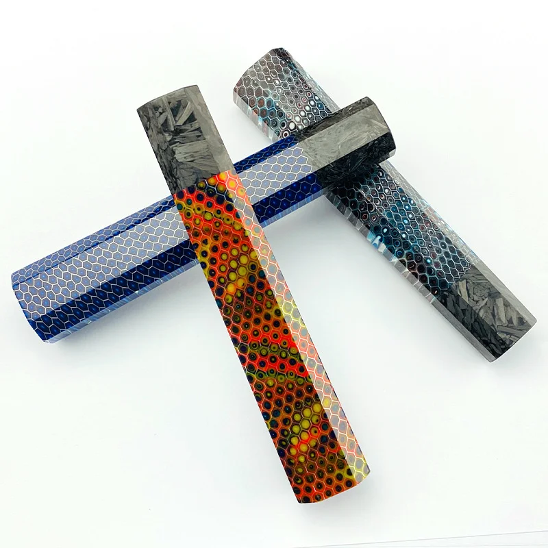 Una cruz hecha de dos piezas de diferentes colores de madera