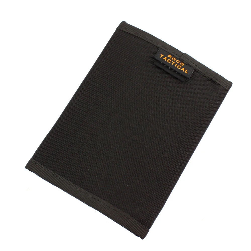 Un caso táctico negro con una etiqueta amarilla que dice táctica