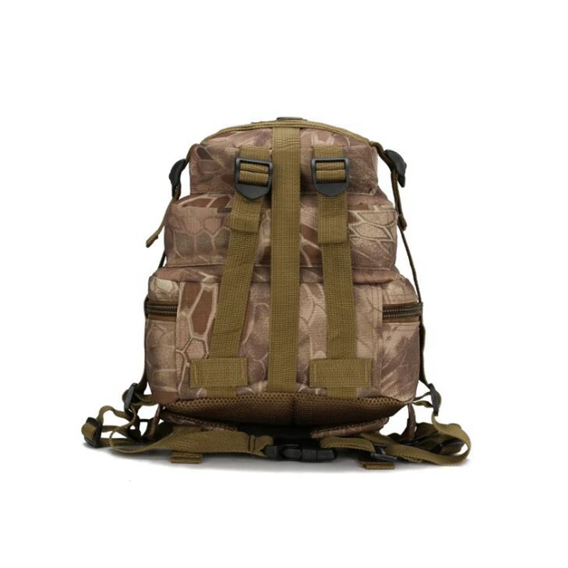 Una mochila de camuflaje con correas
