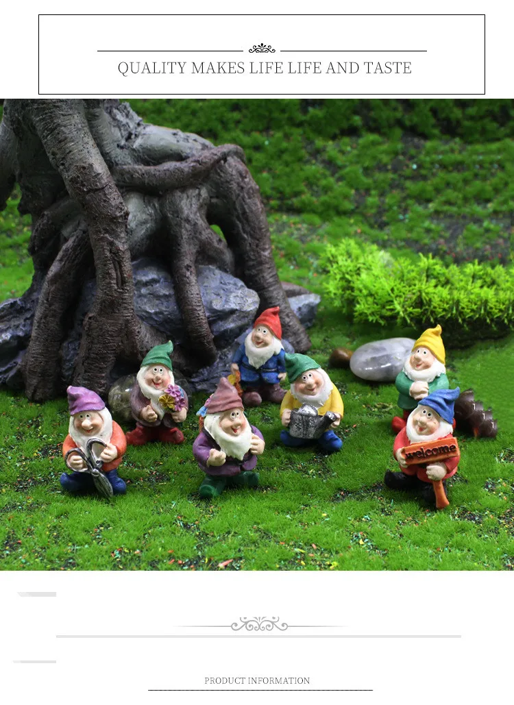 Un grupo de muñecas de elfas pequeñas está en un campo cubierto de hierba