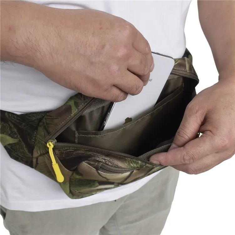 Una persona que sostiene un teléfono celular en el bolsillo de camuflaje