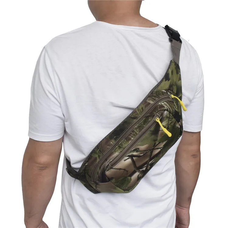 Un hombre con una camisa blanca y una bolsa de camuflaje