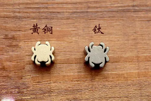 Llavero con forma de araña de latón y titanio, colgante para collar, decoración colgante con cordón para disfraz de caza - imagen 4