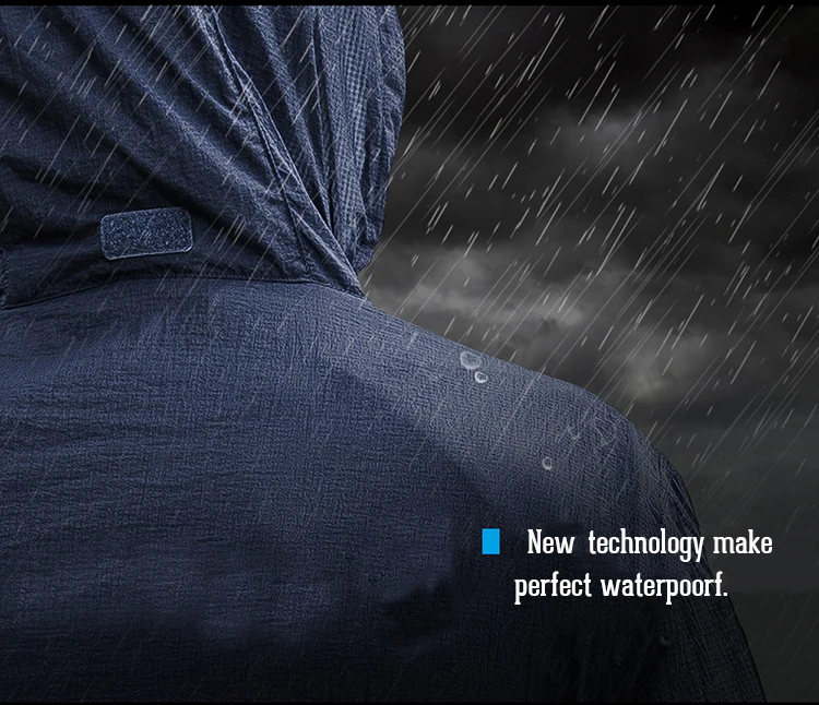 Una chaqueta azul con una capucha en el día lluvioso