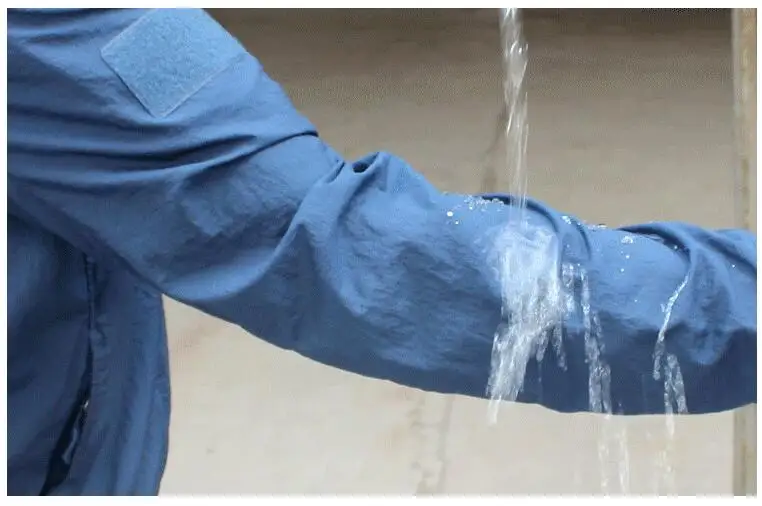 Una camisa azul con agua goteando de ella