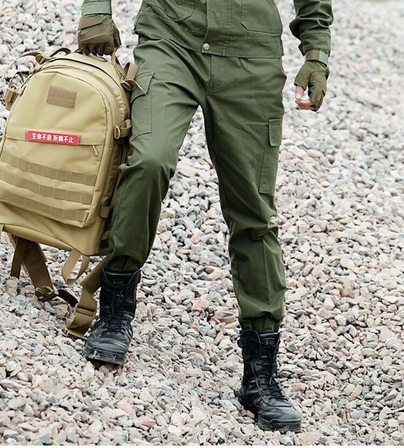 una mochila y uniforme verde