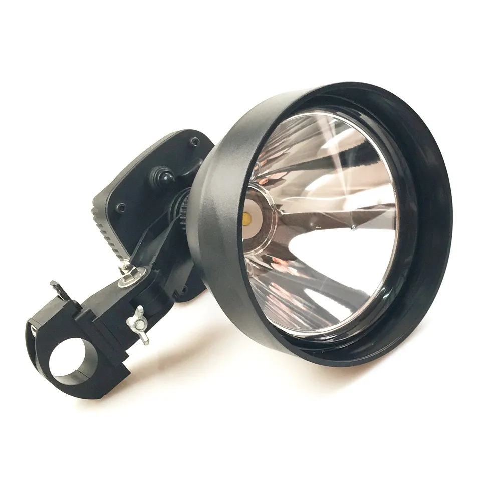 Una lámpara negra con lente de vidrio