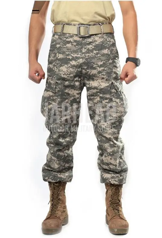 Un hombre con pantalones y botas de camuflaje