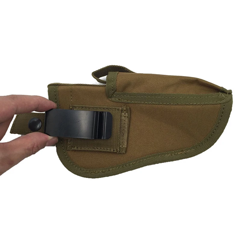 Una persona está sosteniendo una bolsa verde