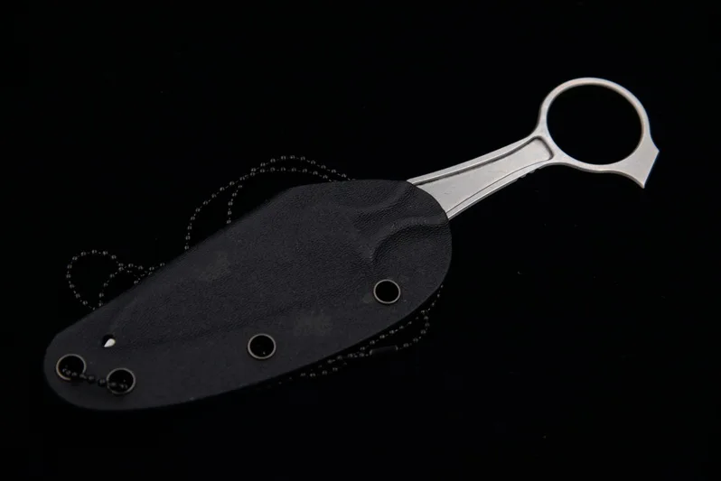Cuchillo en uso, mostrando su tamaño compacto