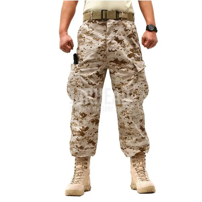 Un hombre con pantalones de camuflaje y un reloj