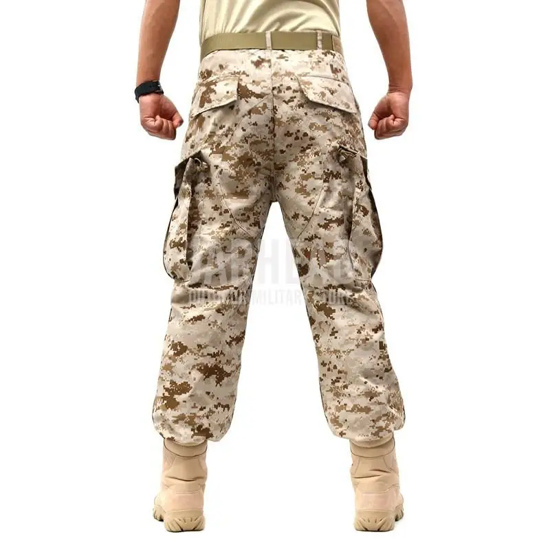 Un hombre con pantalones de camuflaje