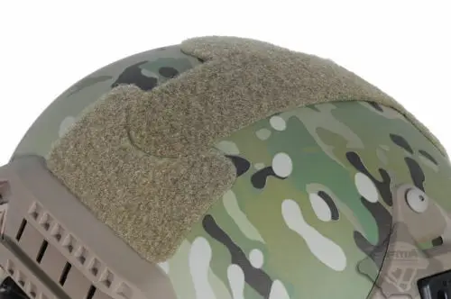 Un casco de camuflaje con una parte superior peluda