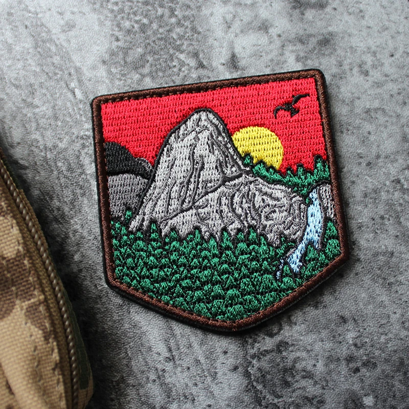 Parches bordados de Twin Peaks, para aventura en montaña, todos los terrenos, ríos, Sol naipe, brazalete, mochila táctica de jungla, apliques, insignia - imagen 4