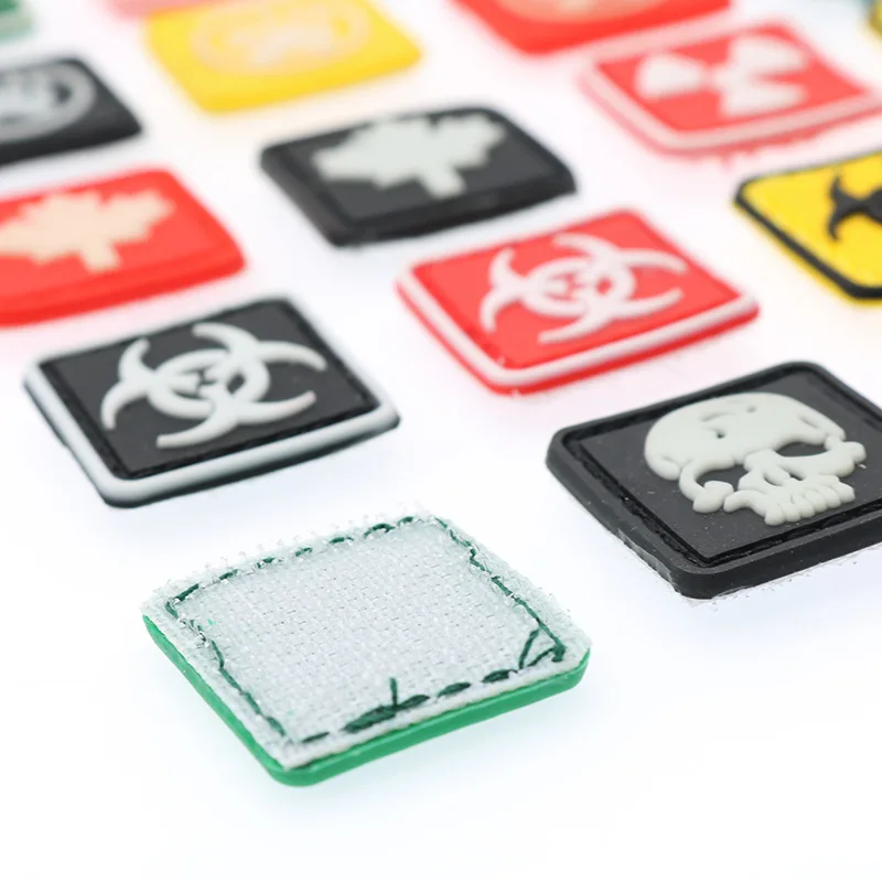 Mini insignias de PVC de 2,5 CM, parche ligero para brazalete, ropa, mochila, pegatinas decorativas, calavera bioquímica, garra de oso, pegatina brillante - imagen 2