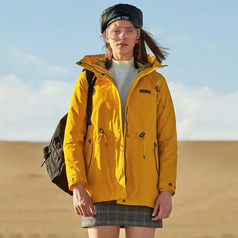Chaqueta Plott para mujer durante una ruta de senderismo