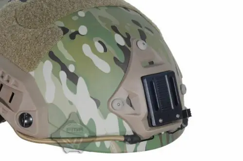 Un casco de camuflaje con un panel solar en la parte delantera