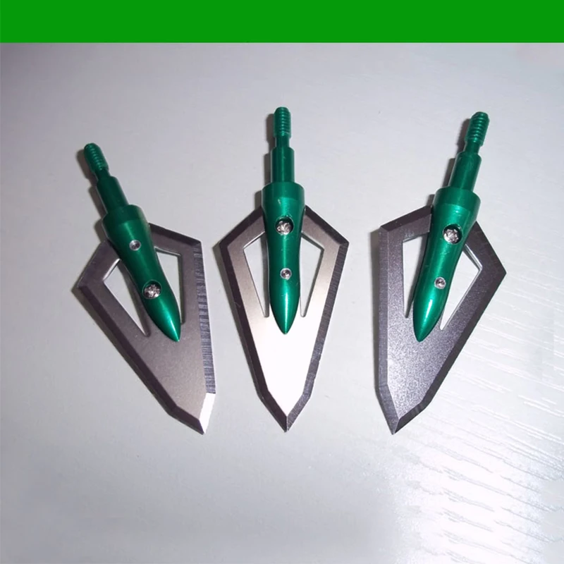 Tres objetos verdes y plateados están sobre un fondo blanco.