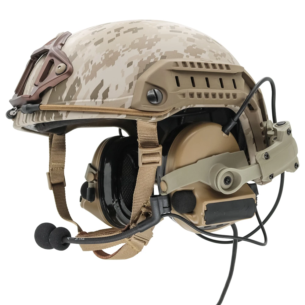 Un casco de camuflaje con un micrófono conectado