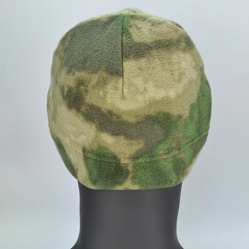 Un sombrero verde y marrón en un maniquí