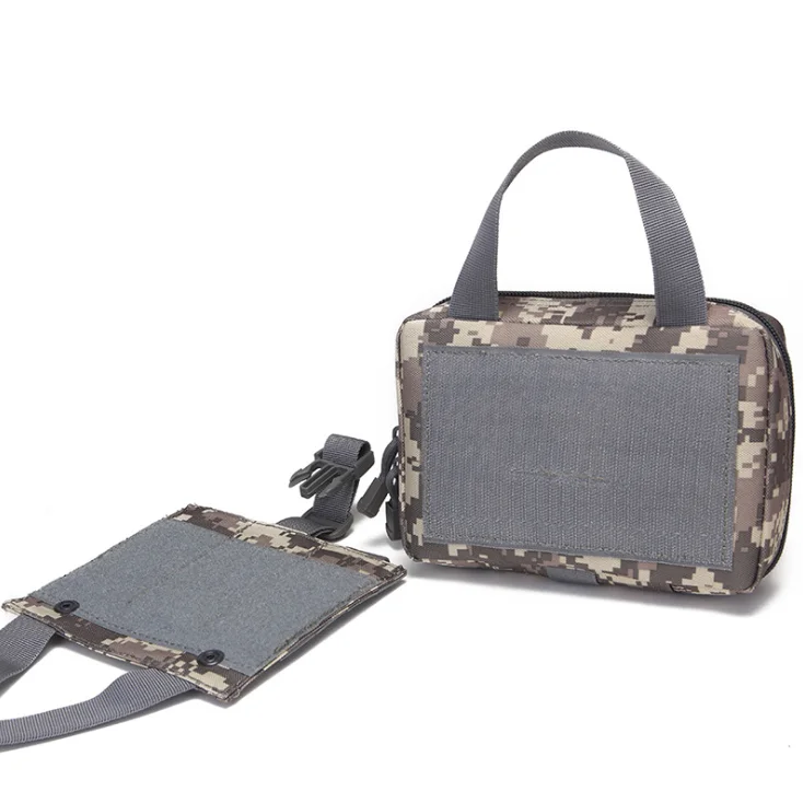 Una bolsa de camuflaje con correa y bolsillo