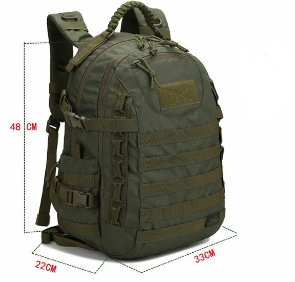Una mochila verde con diseño de camuflaje