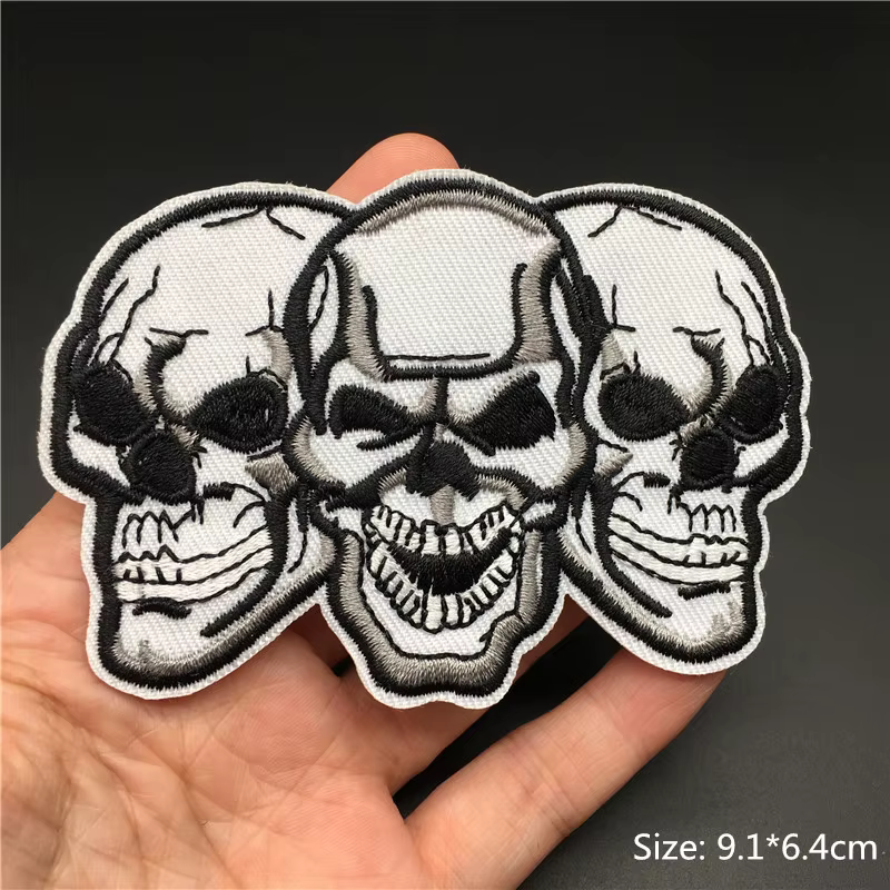 Parche bordado calavera punk para coser o planchar