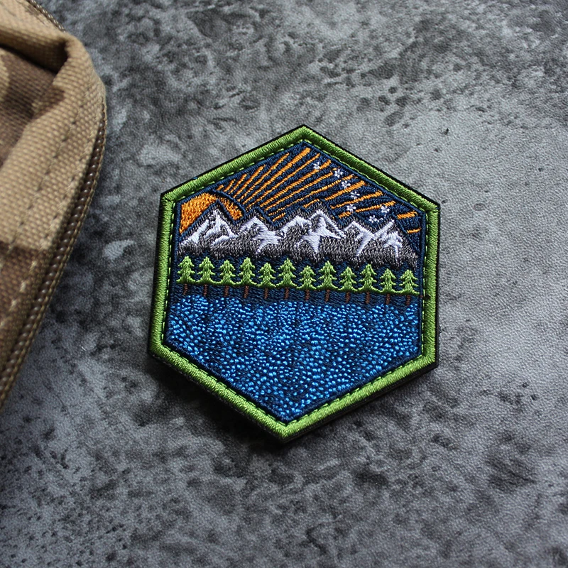 Parches bordados de Twin Peaks, para aventura en montaña, todos los terrenos, ríos, Sol naipe, brazalete, mochila táctica de jungla, apliques, insignia - imagen 2