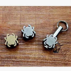 Llavero araña táctico latón titanio – Colgante para mochila o collar