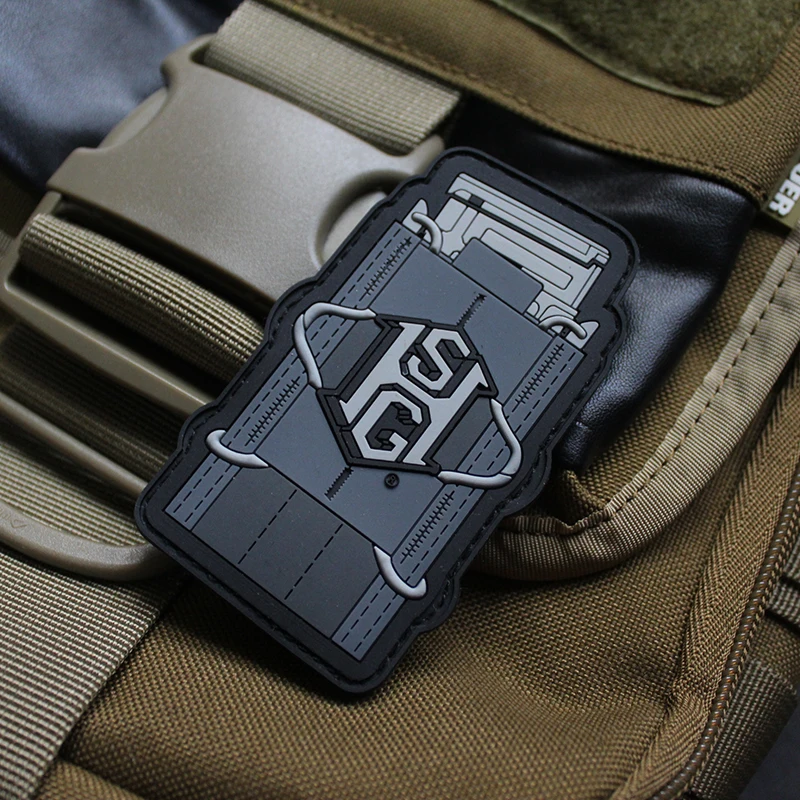 Q versión motocicleta visión nocturna PVC parche táctico insignia casco revista Clip pegatina brazalete para ropa 4 ojos visión nocturna - imagen 4