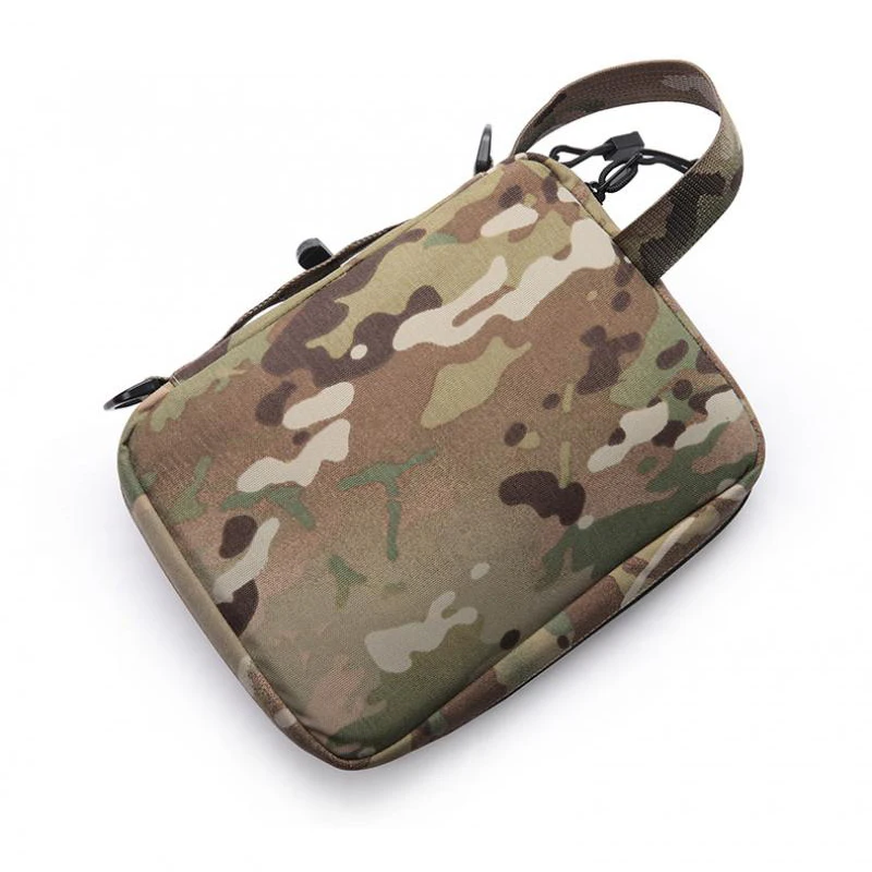 Detalle de la bolsa Tactical Raiders abierta mostrando compartimentos internos