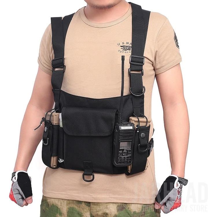 Un hombre con camisa de camuflaje y chaleco negro