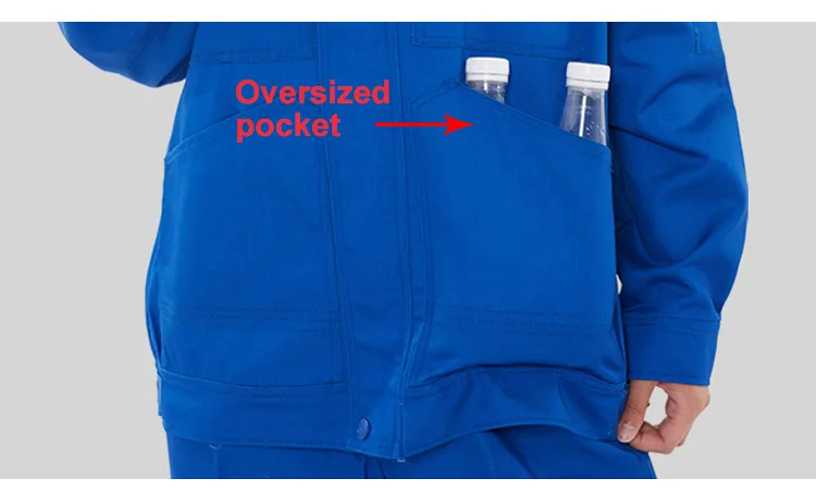 Una chaqueta azul con un bolsillo que es de gran tamaño