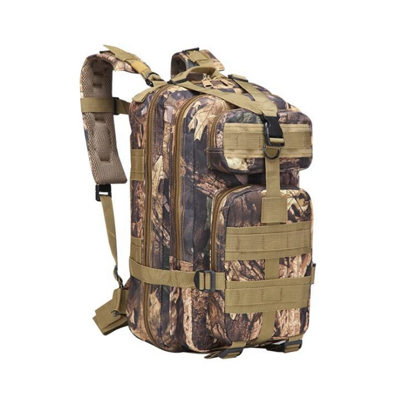 Una mochila de camuflaje con correa