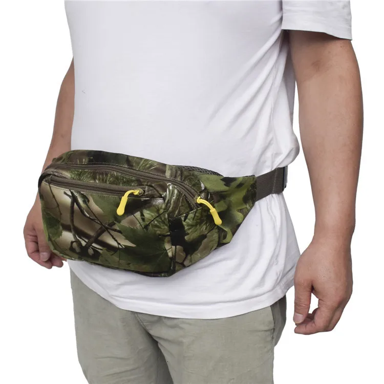 Un hombre que lleva un paquete de camuflaje