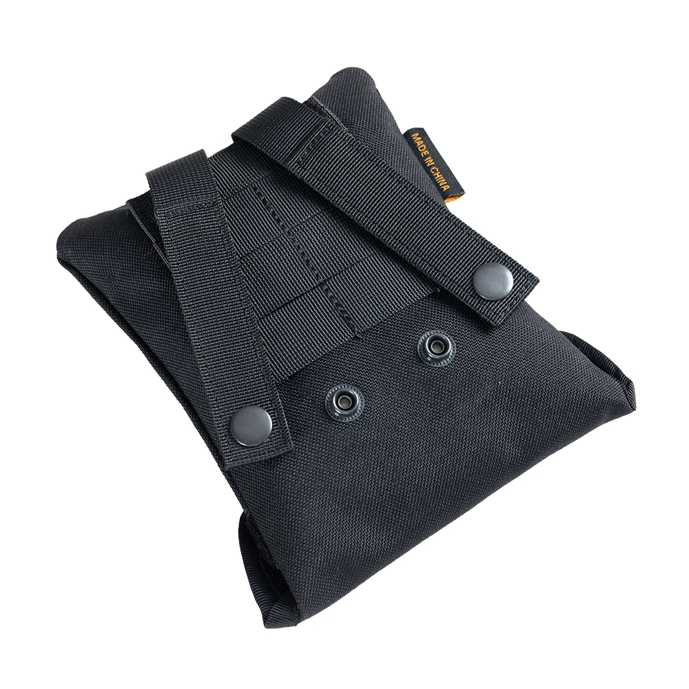 Un estuche negro con una cremallera y una etiqueta