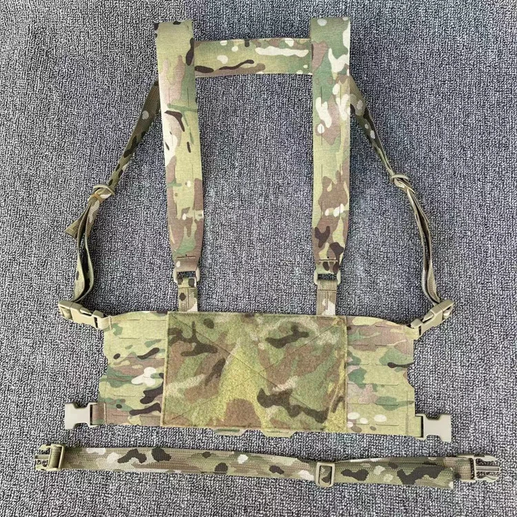 Chaleco táctico frontal con sistema de anclaje y detalles MOLLE