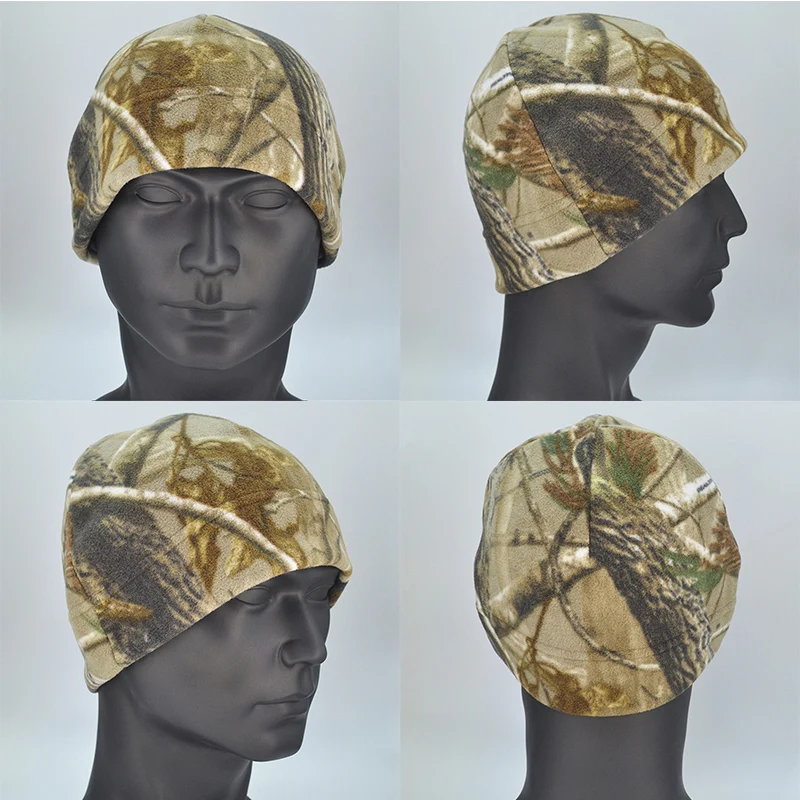 Un maniquí con un sombrero de camuflaje